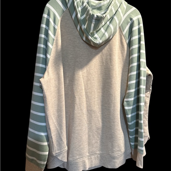 NWOT Maurices Green and Beige Quilted Hoodie - Picture 2 of 3